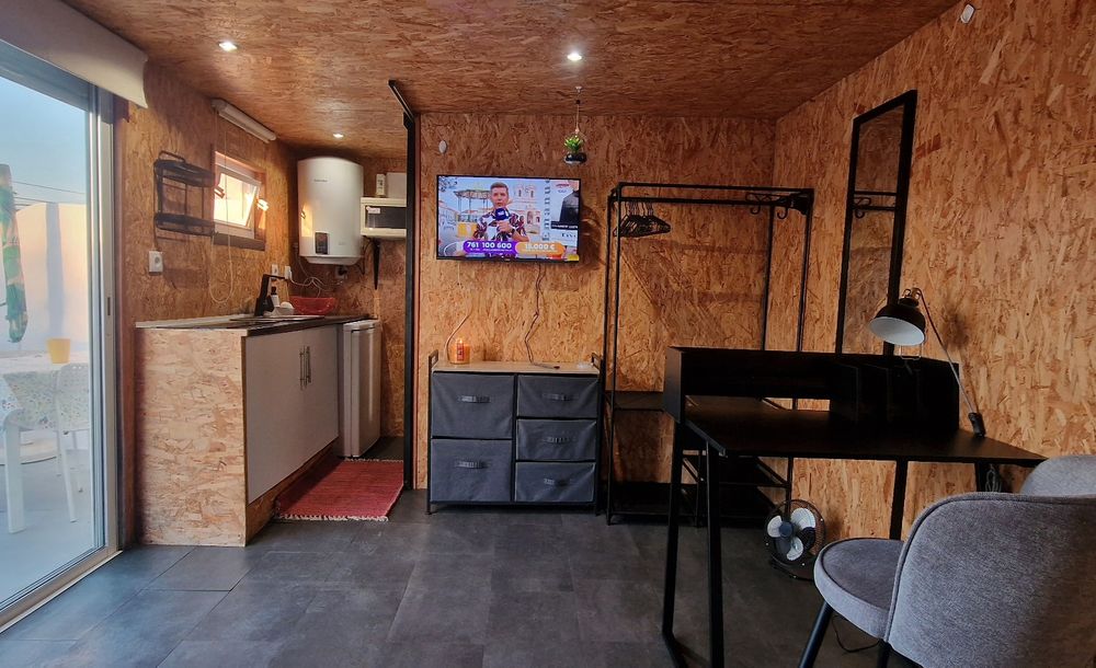 Pequeno estúdio T0 c/ terraço. Máximo 2 pessoas.Despesas incl