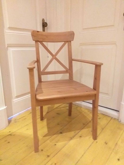 Cadeira em madeira linhas minimalistas