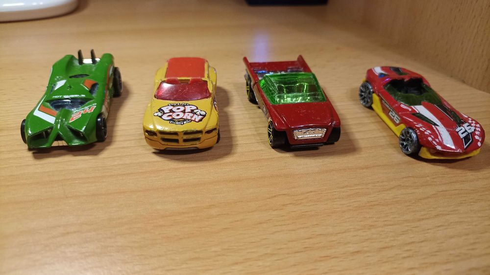 Лот из 4 разних машинок Hot Wheels