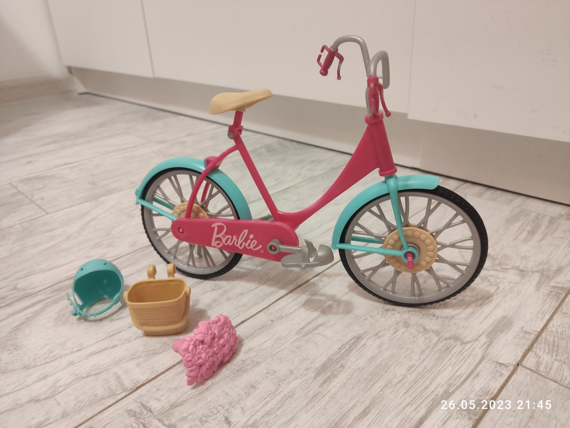 Rower dla lalki Barbie z koszykiem z kwiatami i kask.