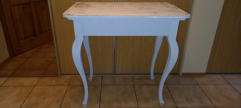 piękny stylowy stolik