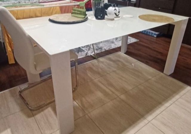 Duży stół 165x90cm do jadalni 8-osobowy lakierowany biały szklany blat