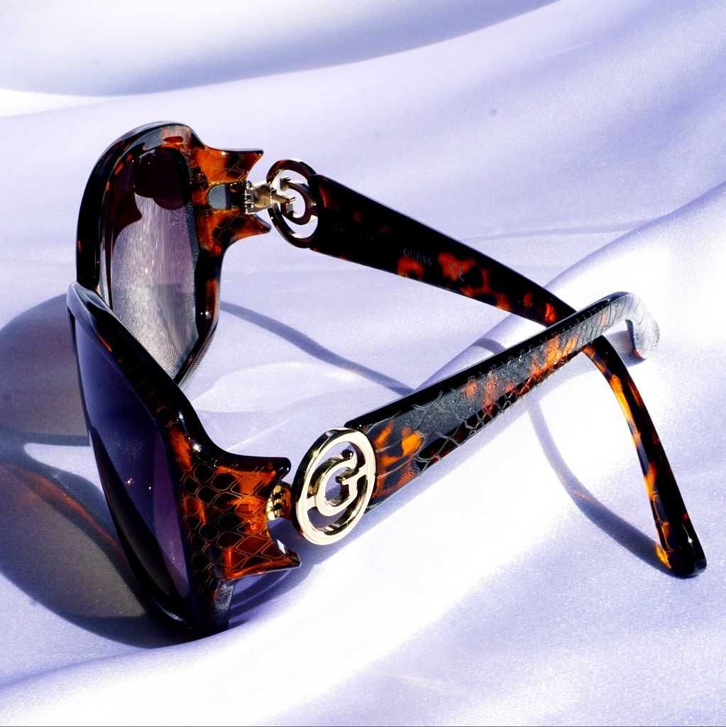 Okulary słoneczne Guess GU7310  bursztunowe skóra węża sunglasses