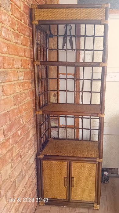 Regał rattanowy z drzwiami