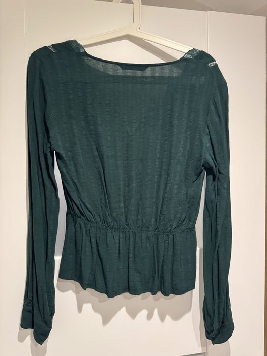 Ciemnozielona bluzka marki Stradivarius