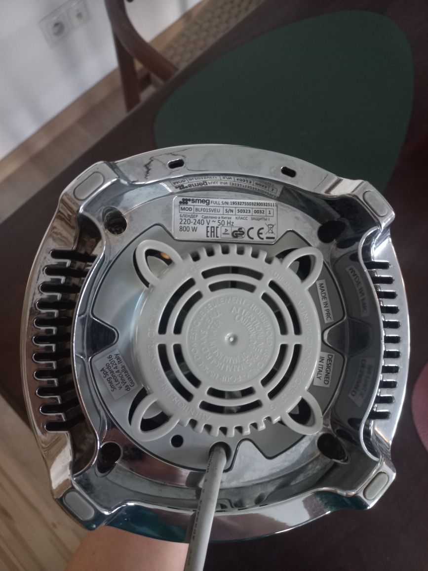 Blender kielichowy Smeg BLF01SVEU 800 W srebrny/szary-cieknący kielch
