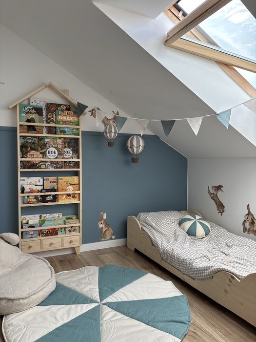 Drewniana biblioteczka domek z szufladkami