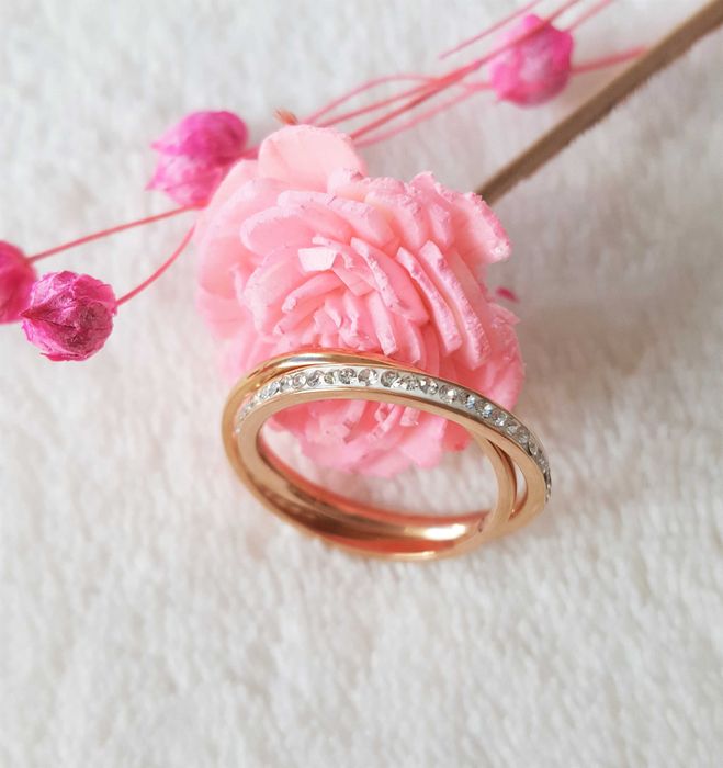 Nowy pierścionek obrączka złoty kolor białe cyrkonia celebrytka