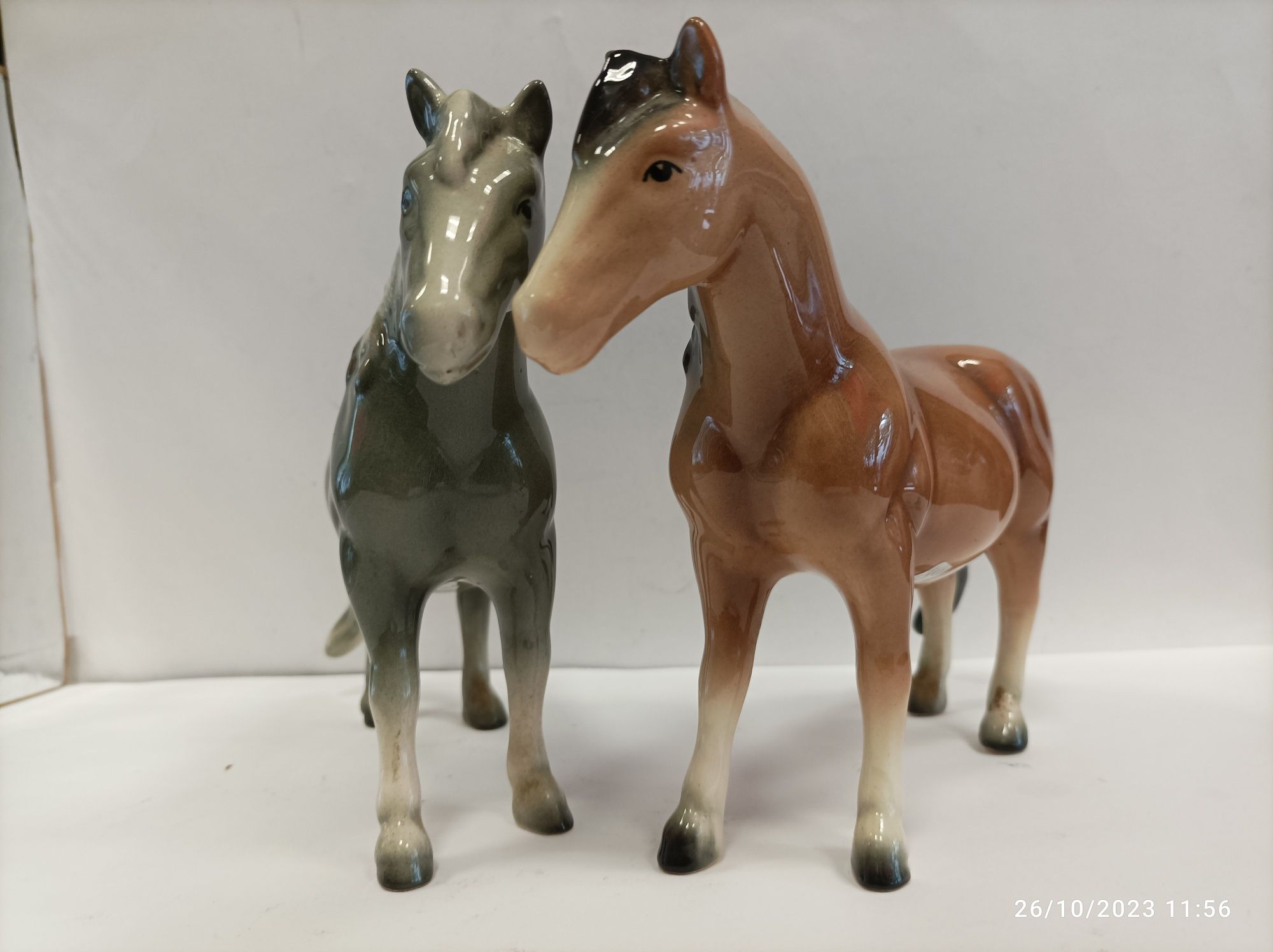 Par de cavalos em porcelana