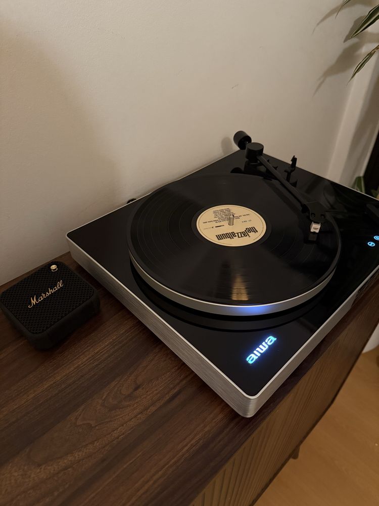 Gira Discos Aiwa APX 680