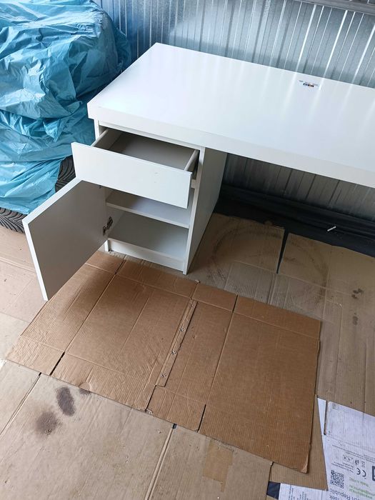 Biurko Malm Ikea 140x65 z szufladą i szafką boczną