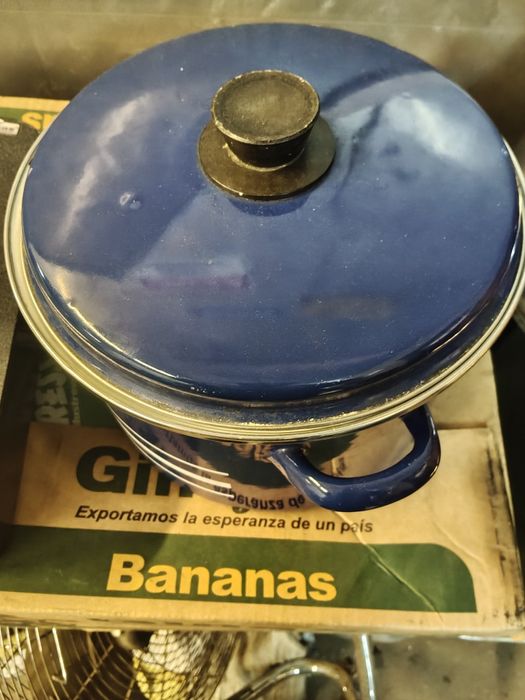 Duży garnek z pokrywką