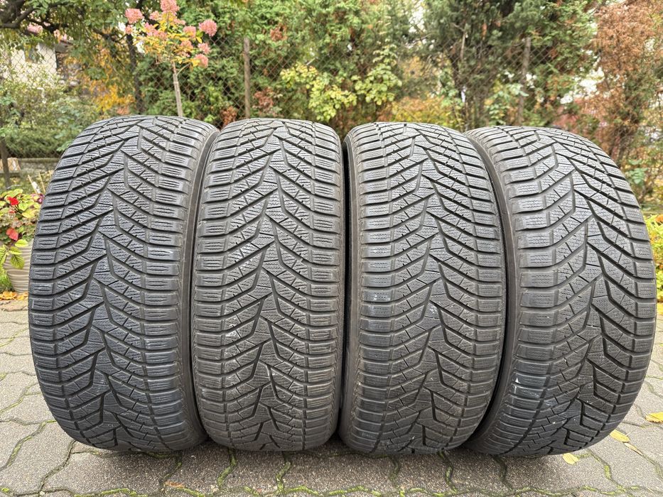 Komplet opon zimowych 245/45R19 102W Yokohama Bluearth Winter V905