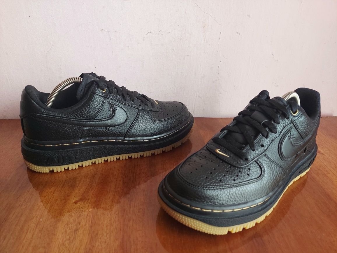 Кроссовки Nike Air Force 1 Luxe оригінал 

Розмір по бірці: 
US 7.5  U