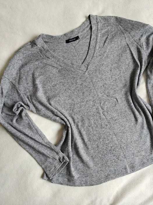 Sweterek damski szary z dekoltem cienki jesień zima Reserved L