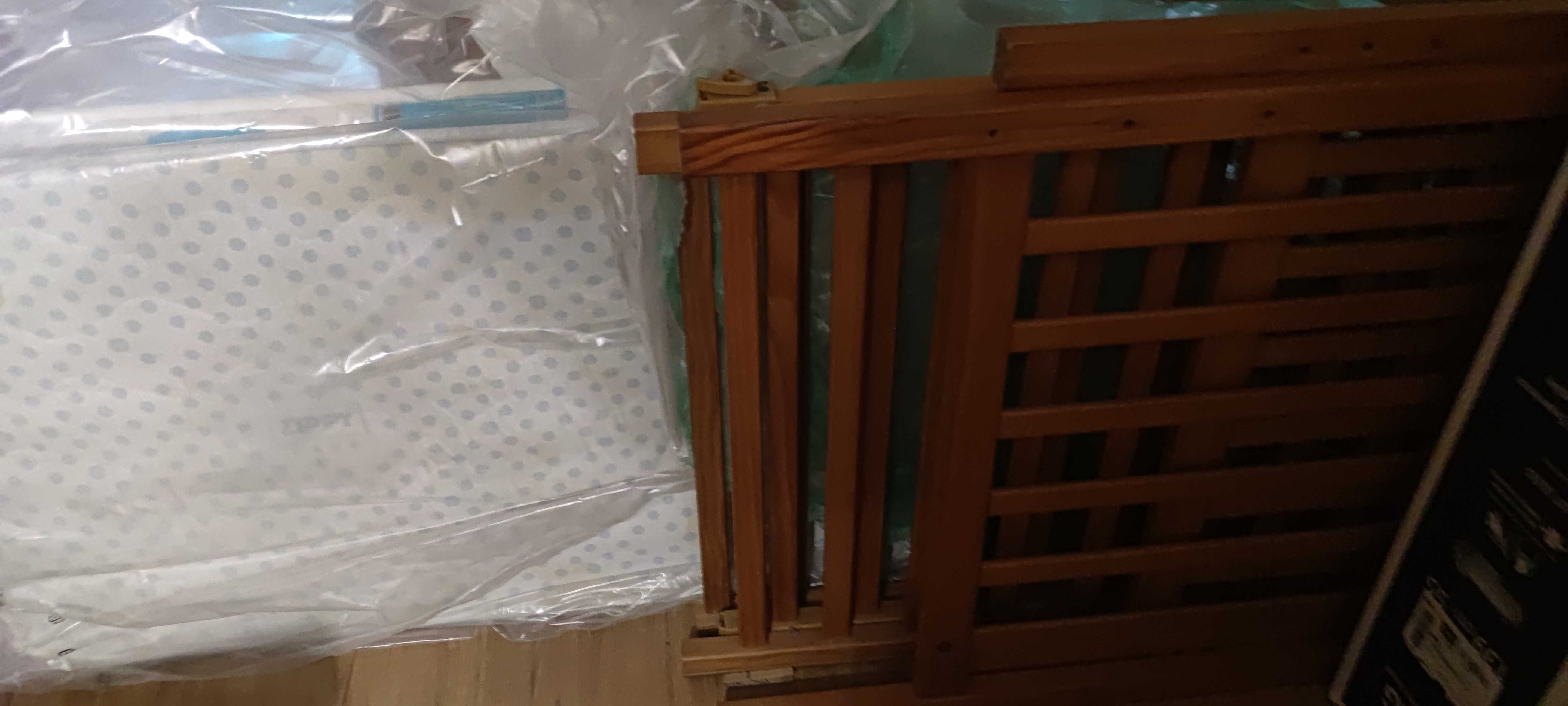 Cama de grades com colchão em bom estado