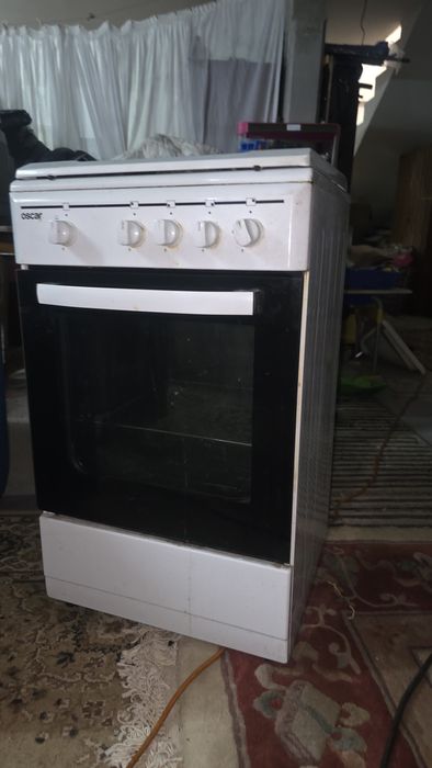 Fogão com forno em branco