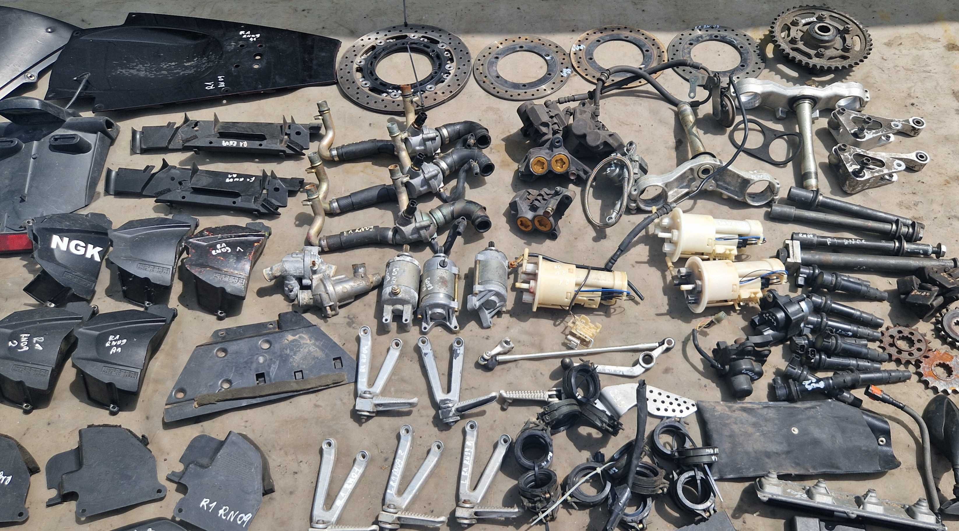 Yamaha YZF R1 RN09 półka tarcza zębatka czujnik set stopka moduł kiera