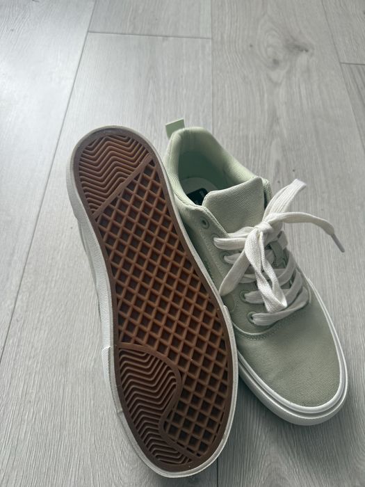 Продам нові кеди 40 розміру