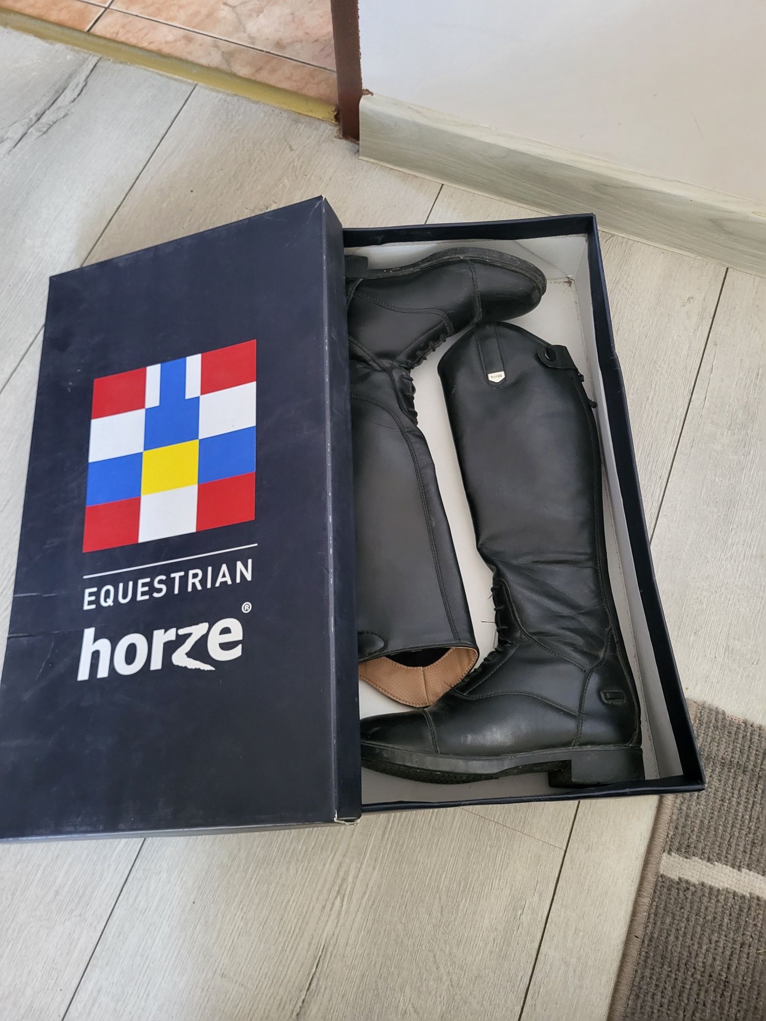 Oficerki horze

Rover Wysokie terenowe buty

jeździeckie