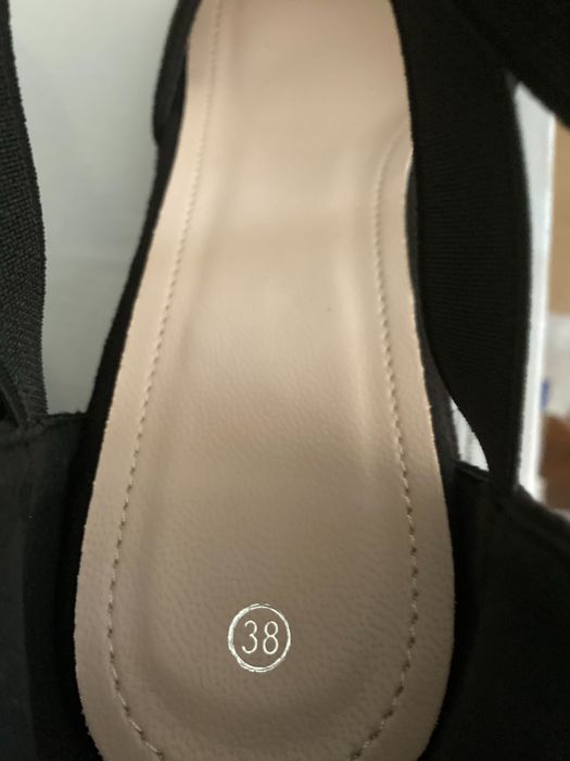 Sapatos em camurça com cunha