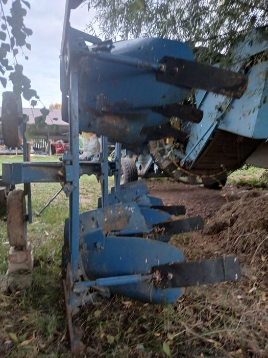 Pług obrotowy trzy skibowy