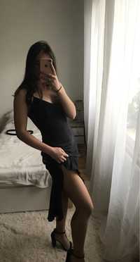 Długa czarna obciała sukienka ze wzorami Orsay