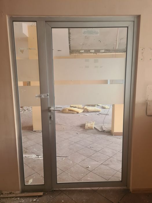 Aluminiowe drzwi z bocznym przeszkleniem o wymiarach 145cm x 215cm