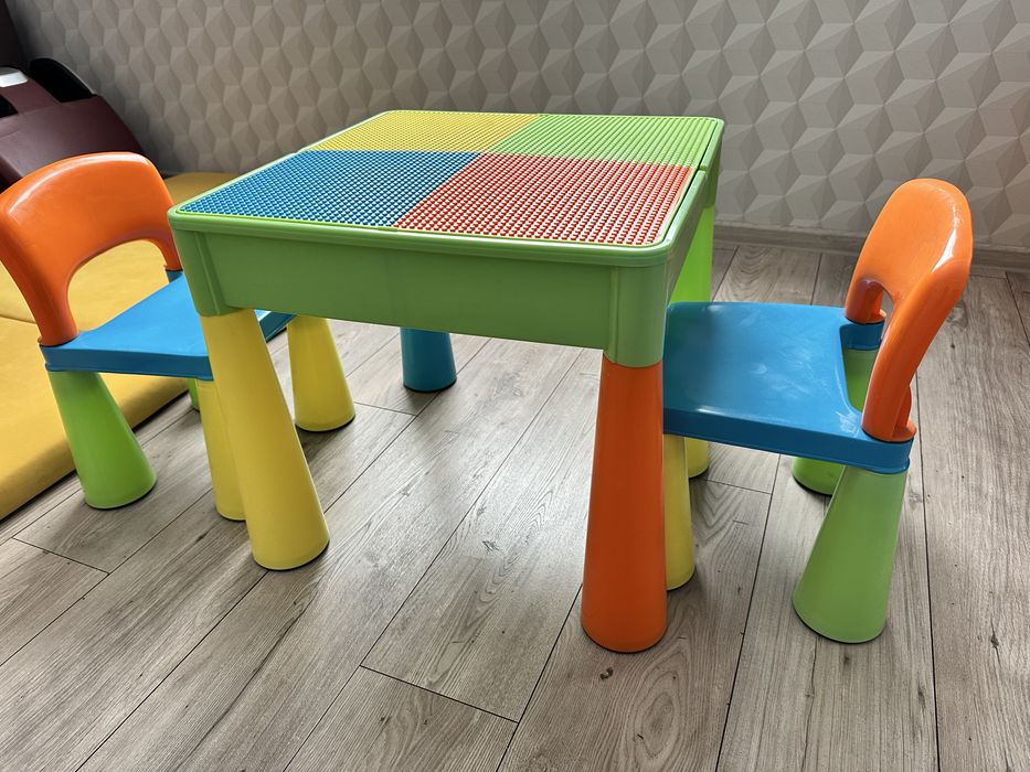 Mały stół do zabawy z krzesłami