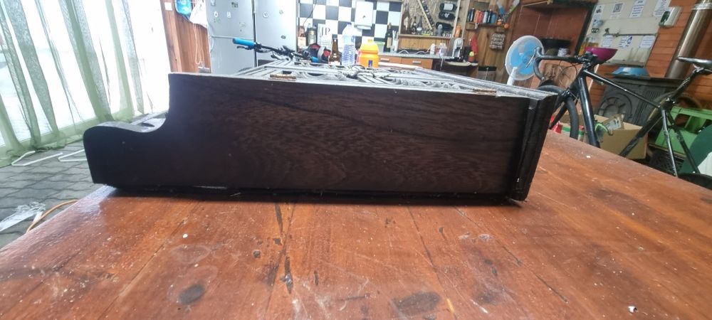 Estante antiga em bom estado