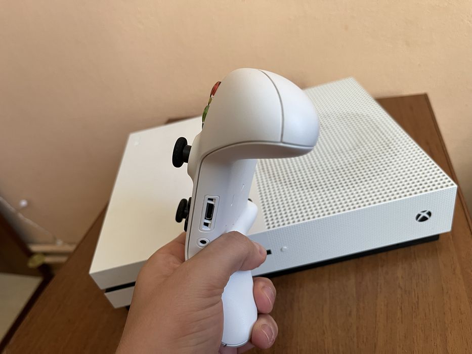Продам свій Xbox one 1tb в гарному стані