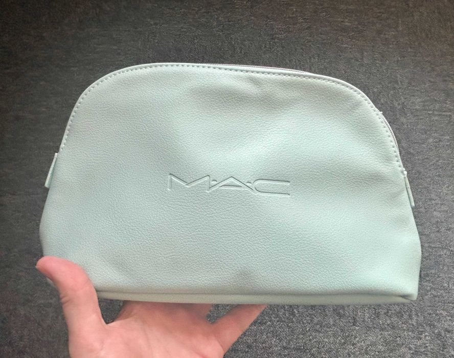 Seledynowa kosmetyczka MAC