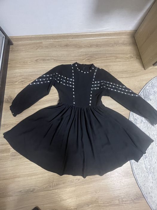 Сукня з металевими кнопками