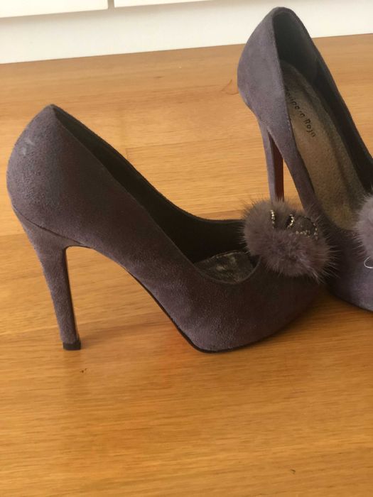 Sapatos cinzentos, base vermelha NOVOS tamanho 37