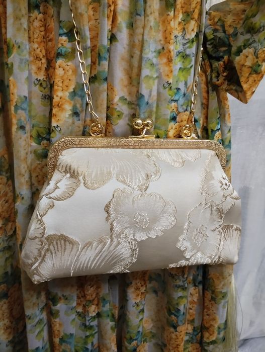 Elegancka torebka kopertówka, satynowy połysk, kwiatowy haft