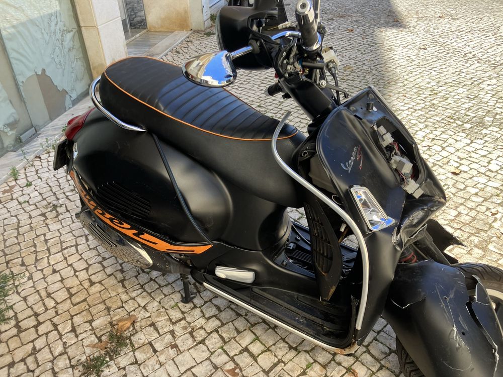 Vespa 300 gts super acidentada