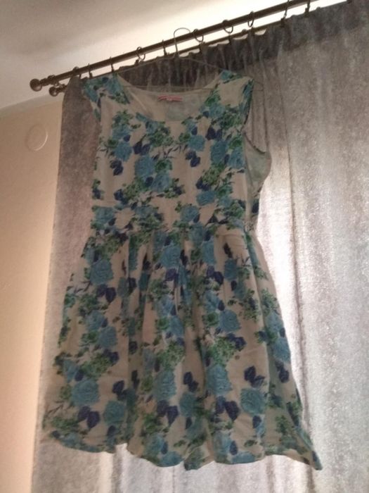 Sukienka letnia biała w niebieskie kwiaty