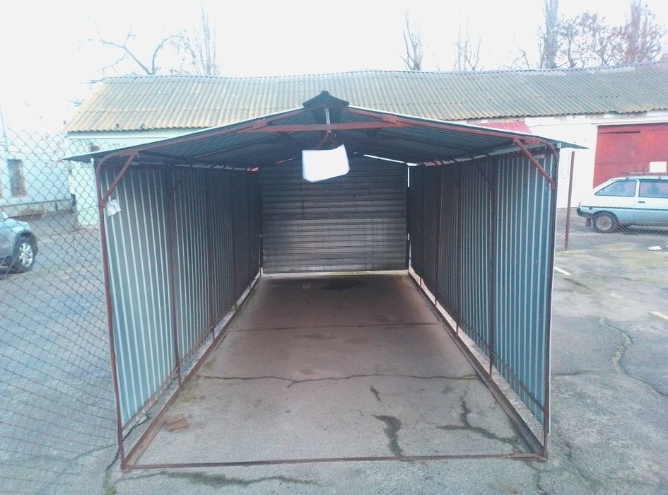 Продаю металлический навес на авто стоянке для авто ул.Строителей1