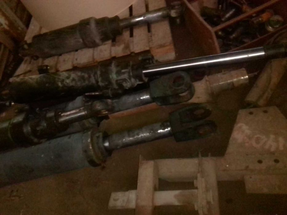 Гідроциліндр древокола - робочий хід - 400 мм.