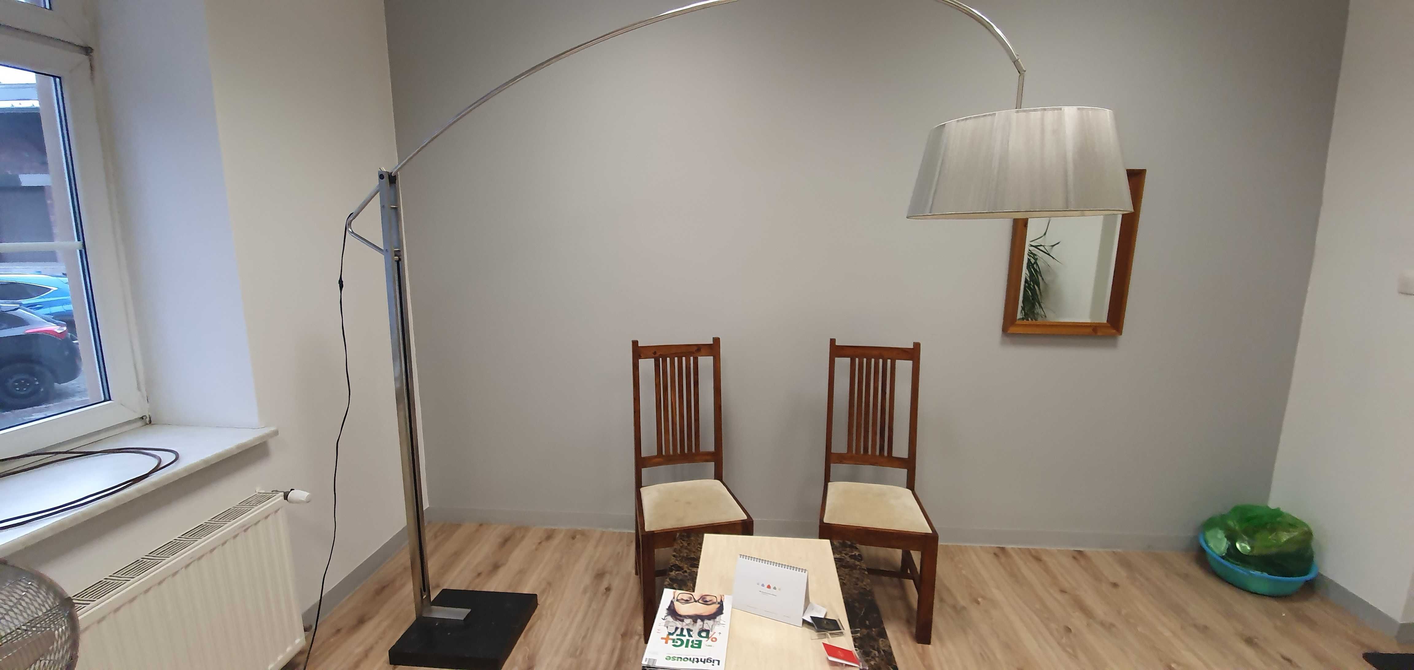 Lampa stojąca z regulowanym ramieniem