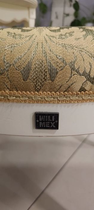 Stylowy stolik z dwoma krzesłami.