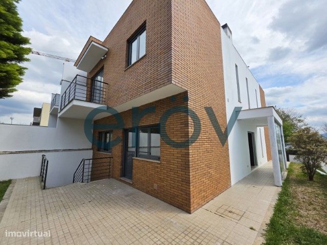 Moradia Restaurada com Jardim em Santa Marta de Portuzelo – Viana do C