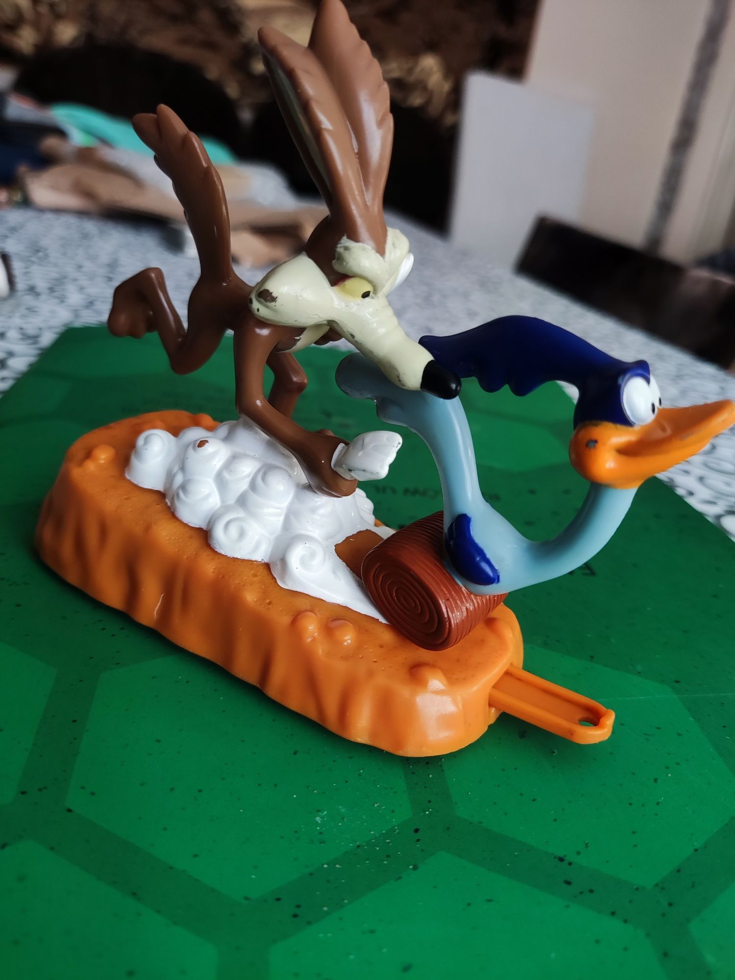 Figurki kosmiczny mecz,kojot i struś pędziwiatr , królik buks, Kinder