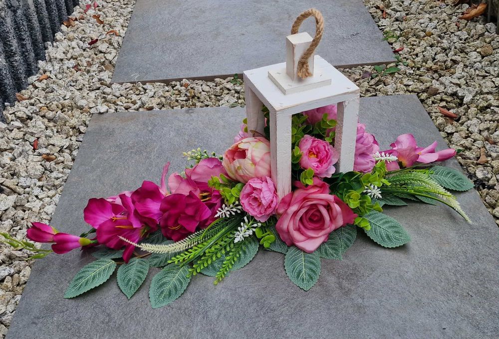 Kompozycja kwiatowa na grób cmentarz stroik w latarence Z614