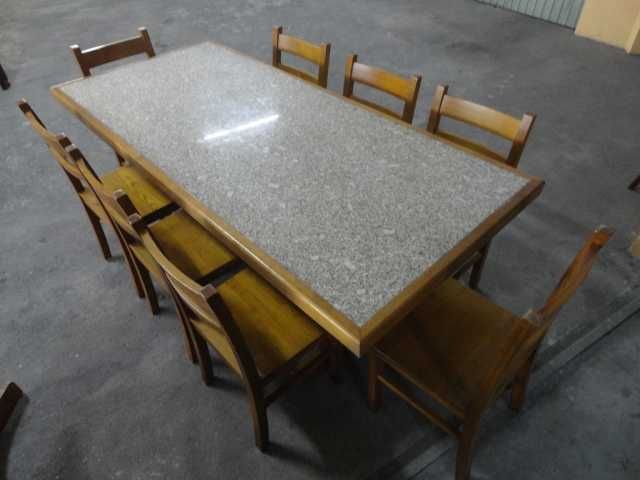 Mesa em pedra e madeira