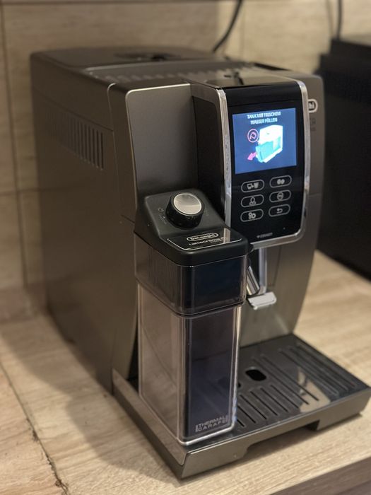 Кавомашина Delonghi Dinamica Plus  стан нової кавомолка  Delonghi