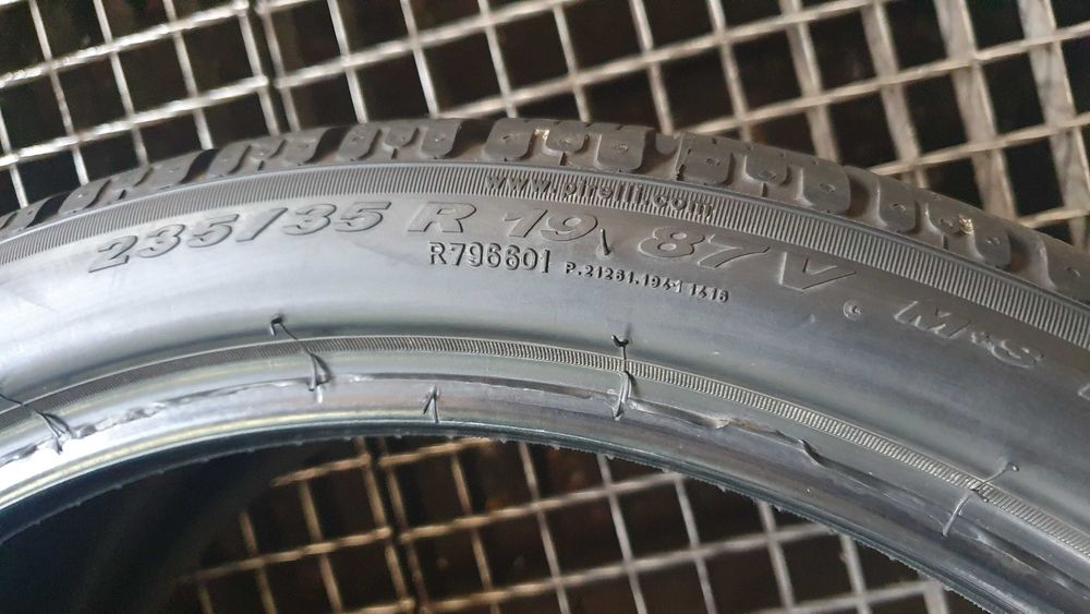 PIRELLI  SOTTOZERO  Winter W-240     235/35R19