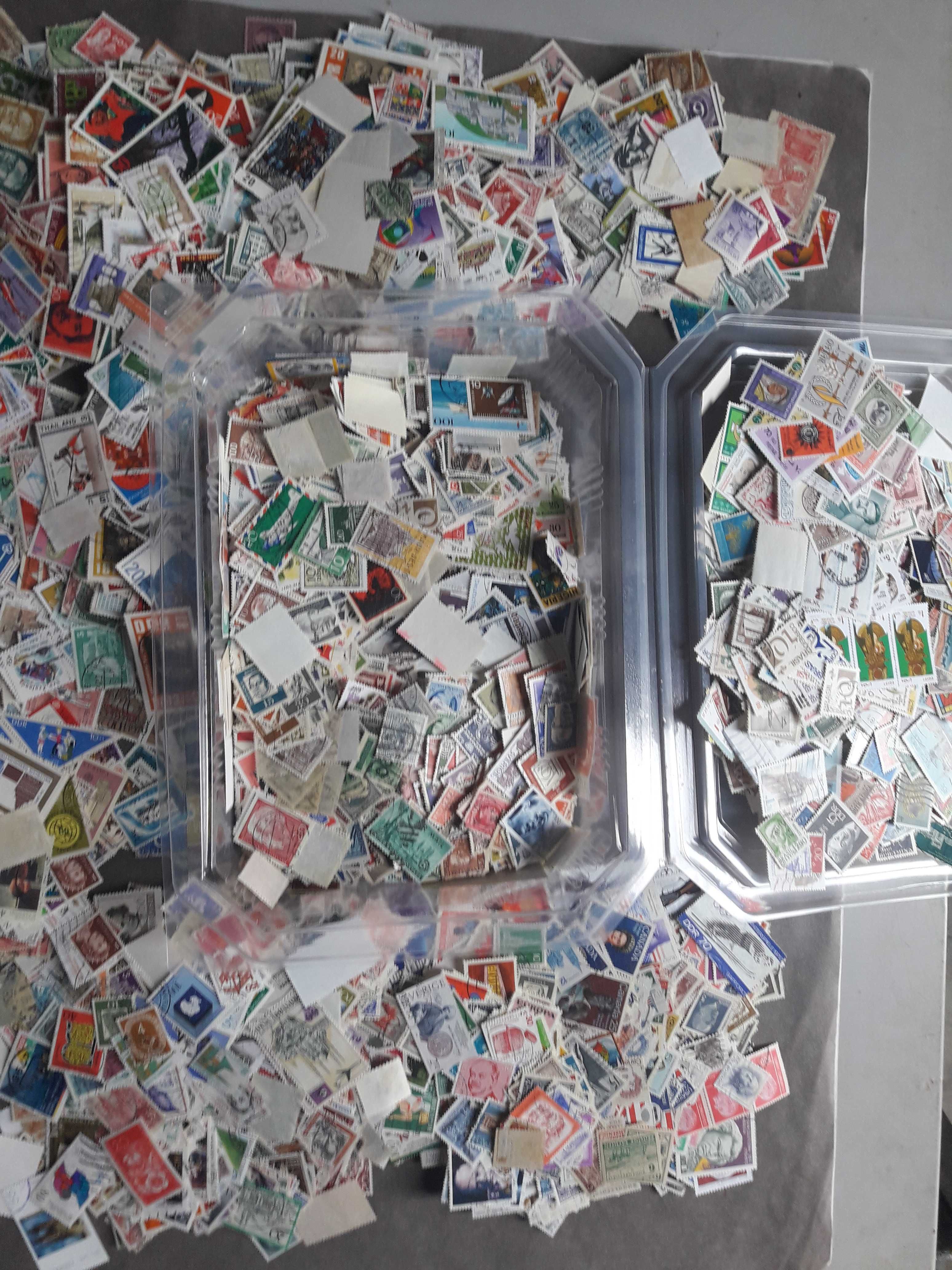 Caixa com mais de 10.000 selos do Mundo