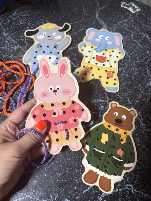 Деревʼяна іграшка шнурівка