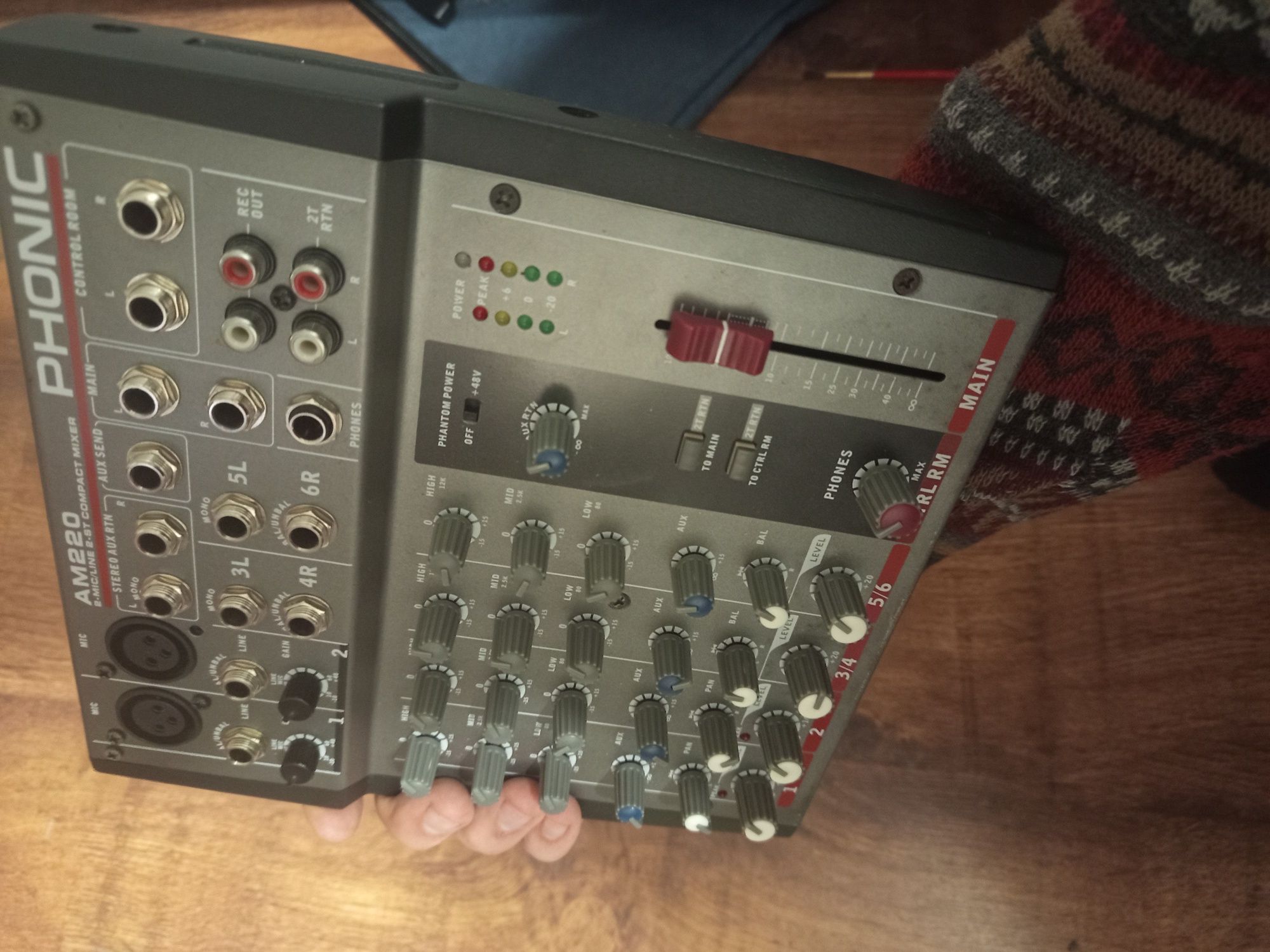Phonic AM220 Kompaktowy analogowy Mikser audio